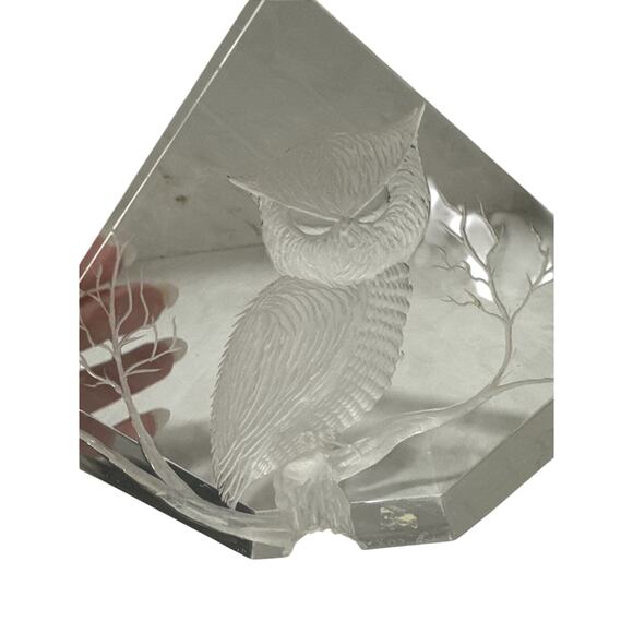 Vintage M. COX Reverse Carved Owl Lucite Cube Sculpture Paperweight Signed - Picture 3 of 11